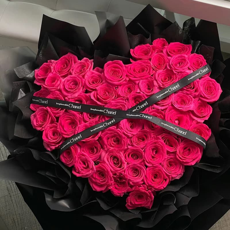 Filled with love, 52 Freud roses are packaged into a heart shape. - Send roses to China