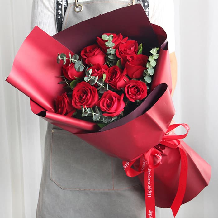 Gentle in the world, 11 red roses