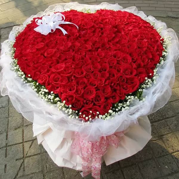 365 roses, heart-shaped packaging
