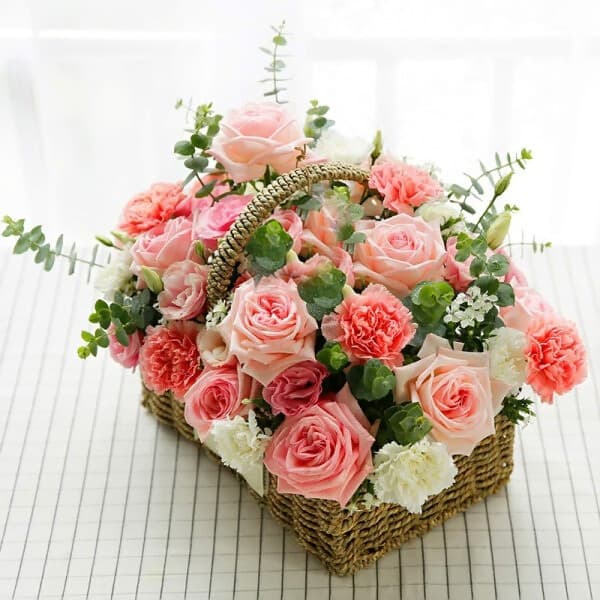 Attentive, mix carnations and roses with fresh flowers - Send birthday flowers to China