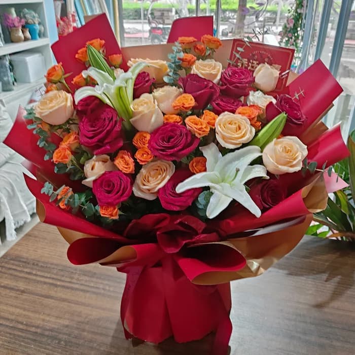 11 red roses, 11 champagne roses, 4 white lilies - Send love flowers to China