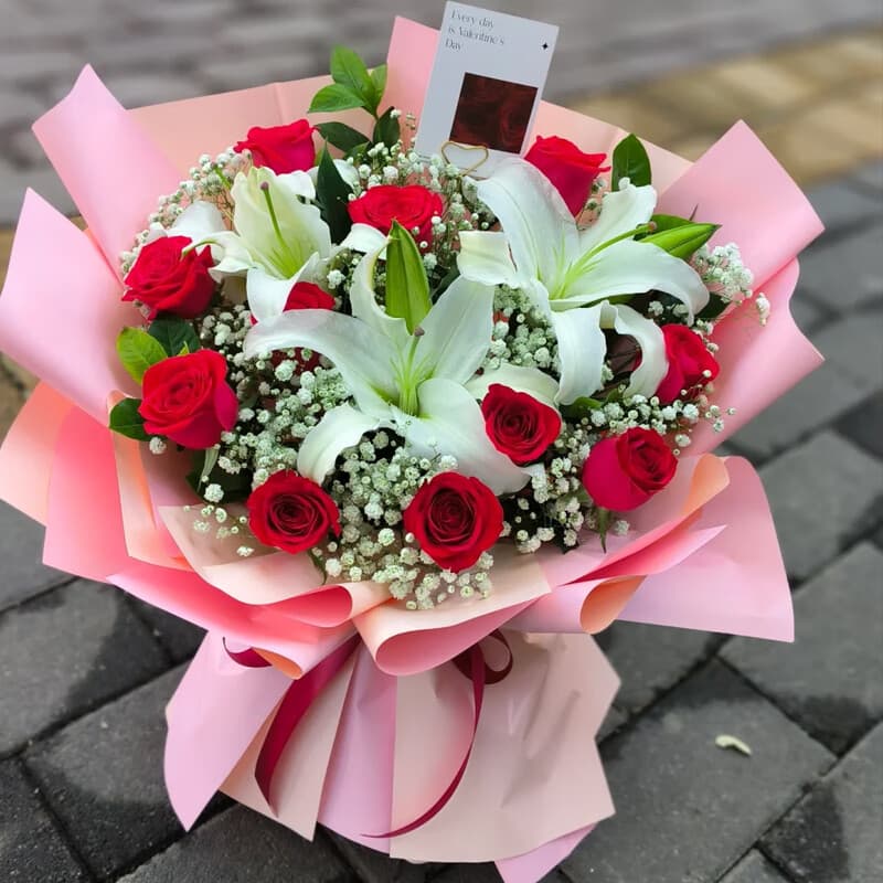 First snow and heartthrob, 11 red roses, 5 white lilies - Send love flowers to China