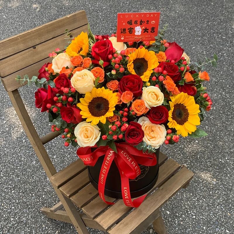 Joyfully moving into a house, the hall is filled with radiance - Send sunflowers to China
