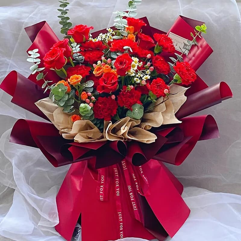 Surrounded by happiness, 11 red carnations and 9 red roses - Send love flowers to China