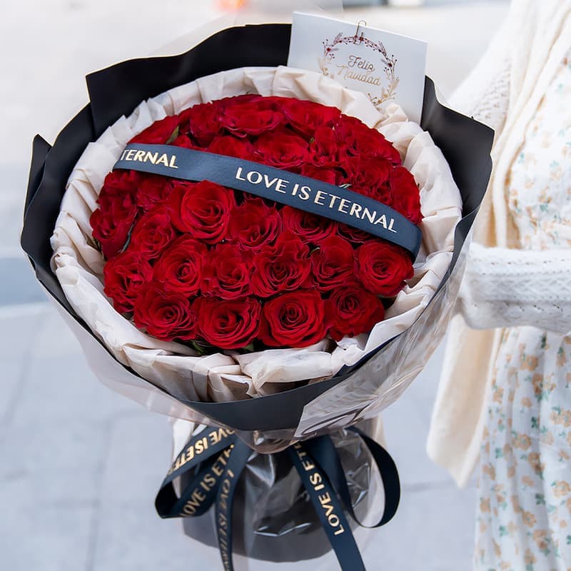 Eternal love, 33 red roses
