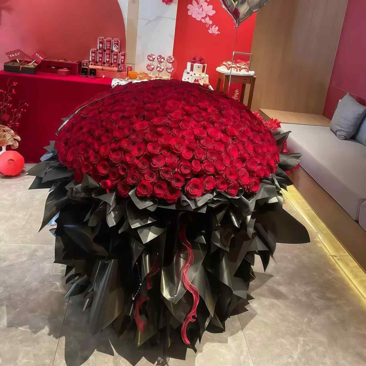 365 Days of Love – 365 Red Roses with Balloons